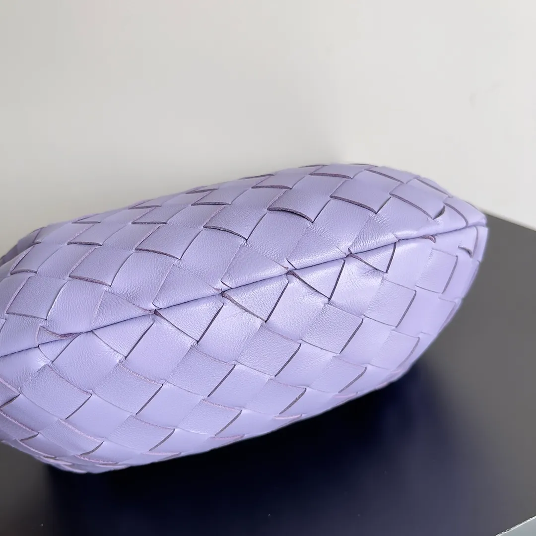 Batch 1120 Bottega veneta͙.——- The latest woven knotted hobo🔥 The top-grade lambskin leather is very soft, the bag shape is unique, practical and durable. It retains the traditional woven elements while being a little more flamboyant ~ Made of hand-woven sheepskin, zipper opening and closing, curved seamless structure, effortless to match. Highly recommended⚠️⚠️⚠️ The most high-end in the market🌈 Welcome to compare [Factory complete package] size: 23x15x5cm.   Model: 651876